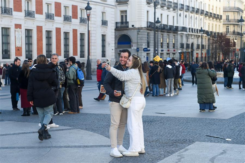 Watalii wakijipiga picha mjini Madrid, Hispania, Januari 15, 2025. (Picha na Gustavo Valiente/Xinhua)
