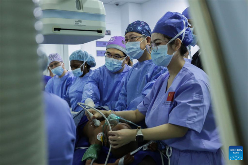 Madaktari wa China wakiongozwa na Profesa Pan Xiangbin (wa pili kulia) wa Hospitali ya Fuwai ya China, pamoja na wenzao wa Tanzania, wakimfanyia upasuaji wa moyo na mishipa mtoto katika Taasisi ya Moyo ya Jakaya Kikwete jijini Dar es Salaam, Tanzania, Januari 18, 2025. (Xinhua) /Emmanuel Herman)