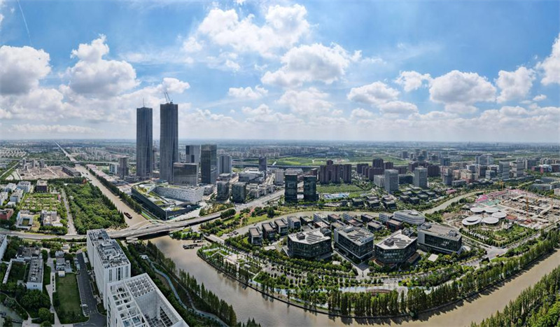 Picha hii ya angani iliyopigwa Septemba 10, 2023 ikionyesha mwonekano wa eneo la Zhangjiang la Eneo la Majaribio ya Biashara Huria la China (Shanghai) mjini Shanghai, mashariki mwa China. (Xinhua/Fang Zhe)