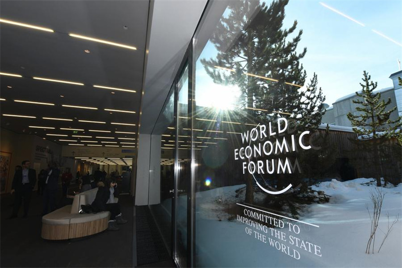 Picha hii iliyopigwa Januari 20, 2025 ikionyesha nembo ya Baraza la Uchumi Duniani (WEF) mjini Davos, Uswizi. (Xinhua/Lian Yi)