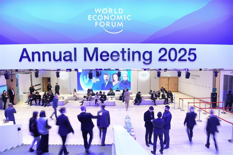 Watu wakihudhuria Baraza la Uchumi Duniani (WEF) mjini Davos, Uswizi, Januari 20, 2025. (Xinhua/Lian Yi)