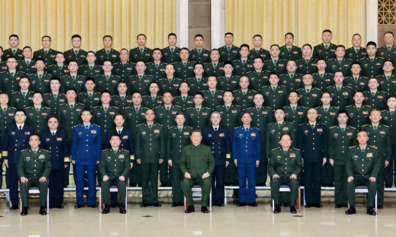 Rais Xi Jinping wa China, ambaye pia ni katibu mkuu wa Kamati Kuu ya Chama cha Kikomunisti cha China (CPC) na mwenyekiti wa Kamati Kuu ya Kijeshi ya China (CMC), akiwa katika picha ya pamoja na maofisa na askari wa  eneo la kivita la  kaskazini la Jeshi la Ukombozi wa Umma la China (PLA), Januari 24, 2025 (Xinhua/Li Genge la Li)
