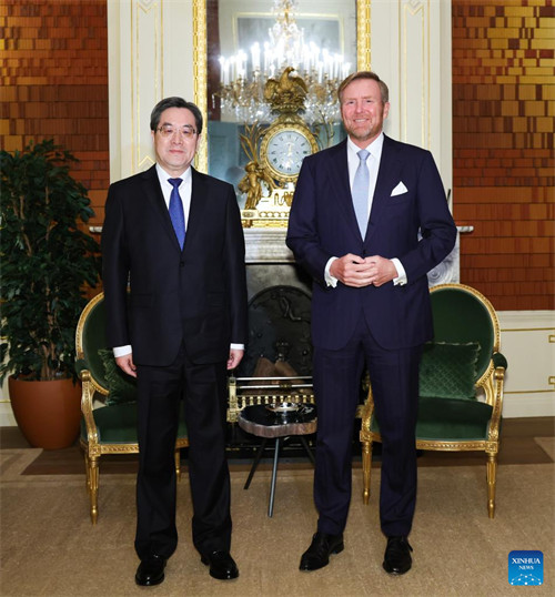Naibu Waziri Mkuu wa China Ding Xuexiang, ambaye pia ni mjumbe wa Kamati ya Kudumu ya Ofisi ya Siasa ya Kamati Kuu ya Chama cha Kikomunisti cha China (CPC), akikutana na Mfalme wa Uholanzi Willem-Alexander mjini The Hague, Uholanzi, Januari 22, 2025. (Xinhua/Huang Jingwen)