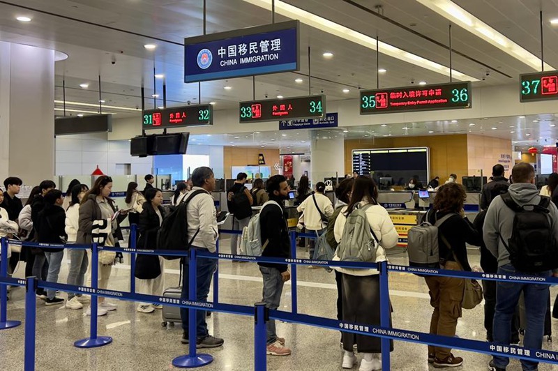 Watalii wa kigeni wakisubiri ukaguzi wa kuingia China katika Uwanja wa Ndege wa Kimataifa wa Shanghai Pudong mjini Shanghai, Mashariki mwa China, Januari 15, 2025. (Picha na Huang Bo/Xinhua)