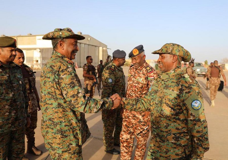 Picha hii iliyotolewa na Baraza la Mamlaka ya Mpito ya Sudan ikimuonyesha afisa wa jeshi la Sudan (kulia, mbele) akimkaribisha Kamanda Mkuu wa Jeshi la Sudan (SAF) Abdel Fattah Al-Burhan (kushoto, mbele) alipowasili katika mji wa Omdurman, kaskazini magharibi mwa mji mkuu wa Sudan, Khartoum, Machi 12, 2024. (Xinhua)