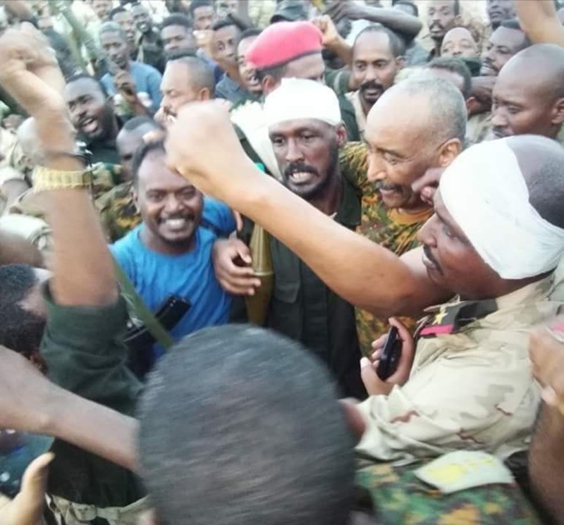 Picha hii iliyotolewa na Baraza la Mamlaka ya Mpito ya Sudan Agosti 24, 2024 ikimuonyesha Kamanda Mkuu wa Jeshi la Sudan (SAF) Abdel Fattah Al-Burhan (kulia, katikati) karibu na Khartoum, Sudan. (Xinhua)