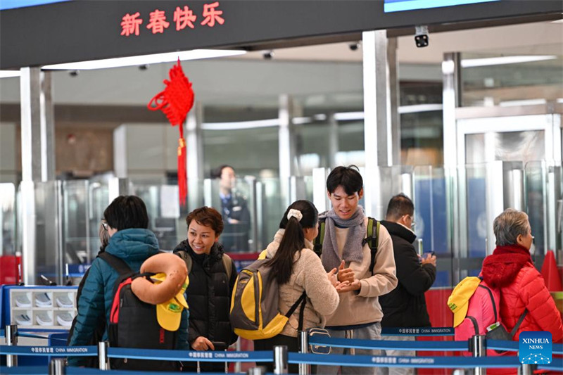 Uwanja wa Ndege Mjini Beijing washuhudia wasafiri wengi wanaoingia katika siku ya kuamkia Mwaka Mpya wa Jadi wa China