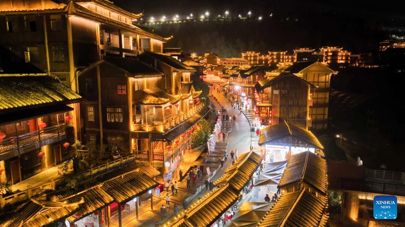 Picha ya droni ikionesha watalii wakitembelea mji wa kale wa Youzhou wa Wilaya inayojiendesha ya makabila ya Watujia na Wamiao ya Youyang, Mji wa Chongqing, Kusini Magharibi mwa China, Januari 30, 2025. (Qiu Hongbin/Xinhua)
