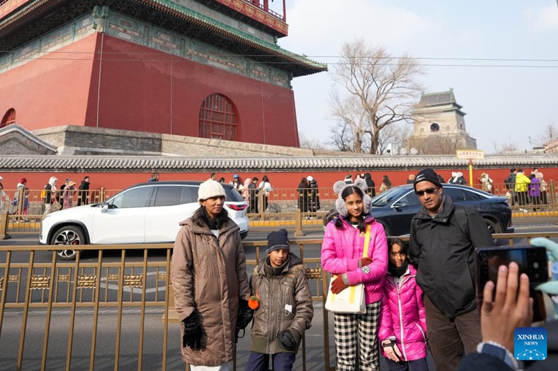 Watalii wa kigeni wafurahia kutalii Mji wa Beijing, China wakati wa Mwaka Mpya wa Jadi wa China