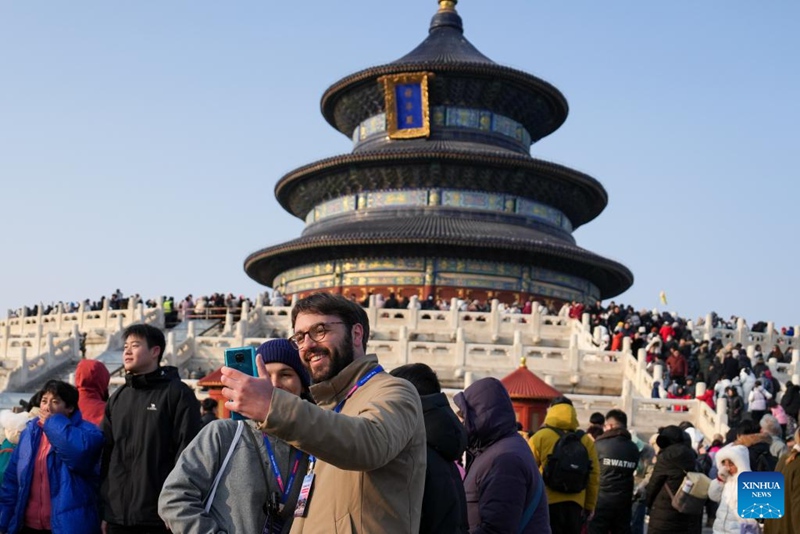 Watalii wa Italia Piero (kulia) na Margherita wakijipiga  picha ya selfie katika bustani ya Tiantan (Temple of Heaven) mjini Beijing, mji mkuu wa China, Januari 30, 2025. (Xinhua/Ju Huanzong)