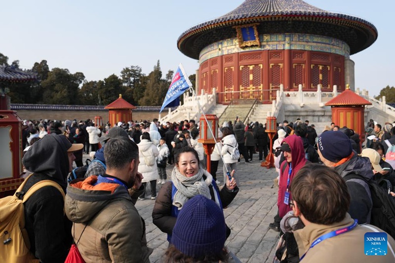 Watalii wa kigeni wafurahia kutalii Mji wa Beijing, China wakati wa Mwaka Mpya wa Jadi wa China