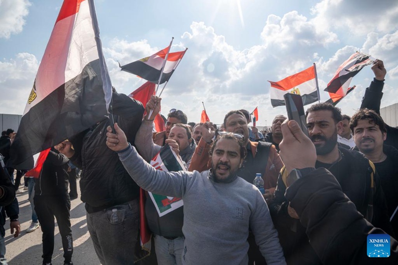 Watu wakiandamana kupinga kuhamishwa kwa Wapalestina kutoka kwenye ardhi yao kwenye upande wa Misri wa kivuko cha mpakani cha Rafah, Januari 31, 2025. (Xinhua/Str)