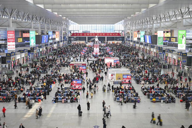 Abiria wakionekana kwenye ukumbi wa kusubiri kupanda treni wa Stesheni ya Reli ya Shanghai Hongqiao mjini Shanghai, Mashariki mwa China, Februari 4, 2025. (Picha na Chen Haoming/Xinhua)