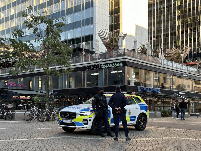 Picha iliyopigwa Septemba 24, 2023 ikionyesha doria ya polisi katikati mwa Stockholm, Sweden. (Xinhua/He Miao))