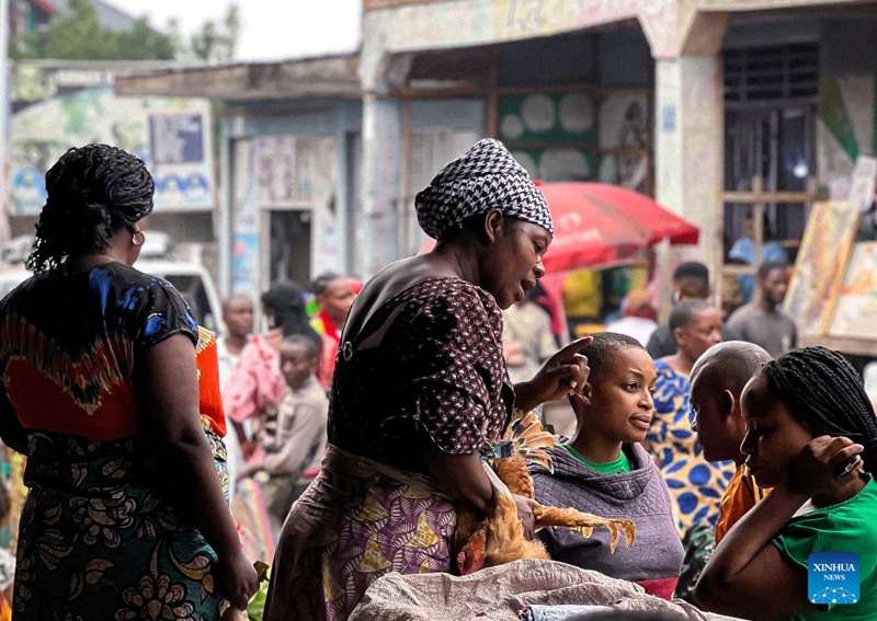 Picha hii iliyopigwa Februari 1, 2025 ikionyesha wachuuzi wakiuza kuku kwenye soko la mtaani mjini Goma, Jimbo la Kivu Kaskazini, Jamhuri ya Kidemokrasia ya Kongo (DRC). (Picha na Zanem Nety Zaidi/Xinhua)