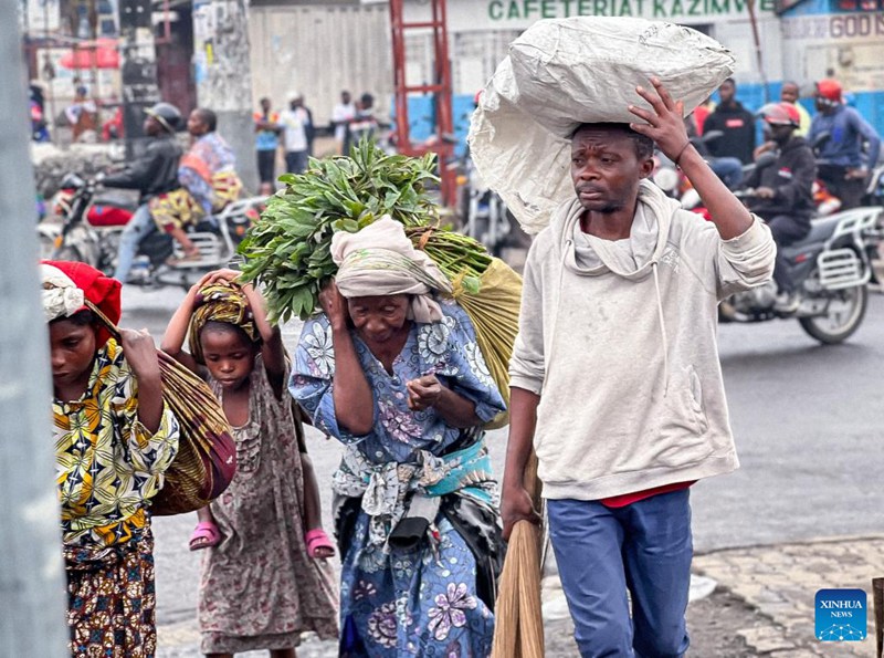 Picha hii iliyopigwa Februari 1, 2025 ikionyesha wachuuzi wakiuza kuku kwenye soko la mtaani mjini Goma, Jimbo la Kivu Kaskazini, Jamhuri ya Kidemokrasia ya Kongo (DRC). (Picha na Zanem Nety Zaidi/Xinhua)