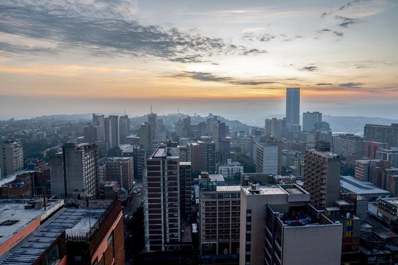 Picha iliyopigwa Machi 7, 2023 ikionyesha mawio ya jua mjini Johannesburg, Afrika Kusini. (Picha na Shiraaz Mohamed/Xinhua)