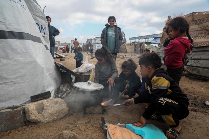 Watoto wa Palestina wakionekana karibu na hema ambalo hutumika kama makazi ya muda kwenye uwanja wa michezo wa Al-Yarmouk katika Jiji la Gaza, Februari 5, 2025. (Picha na Rizek Abdeljawad/Xinhua)