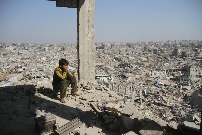 Mtoto wa Palestina akionekana juu ya jengo lililobomolewa kwenye kambi ya wakimbizi ya Jabalia kaskazini mwa Ukanda wa Gaza, Januari 29, 2025. (Picha na Abdul Rahman Salama/Xinhua)
