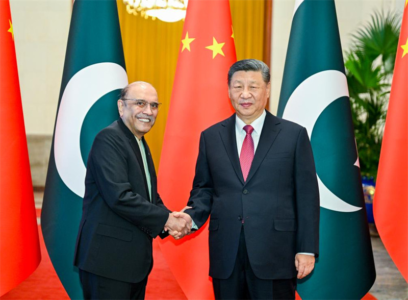 Rais Xi Jinping wa China akipeana mkono na Rais Asif Ali Zardari wa Pakistan kwenye Jumba la Mikutano ya Umma mjini Beijing, mji mkuu wa China, Februari 5, 2025. (Xinhua/Li Xueren)