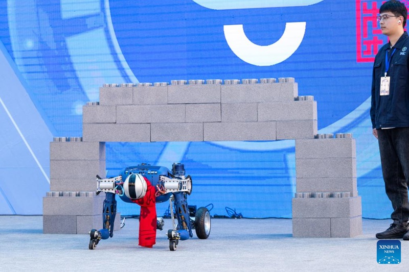 Roboti ya muundo wa binadamu ikionyesha uwezo wake katika kuvuka vizuizi mjini Wuhan, Mkoa wa Hubei, katikati mwa China, Februari 5, 2025. (Xinhua/Xiao Yijiu)