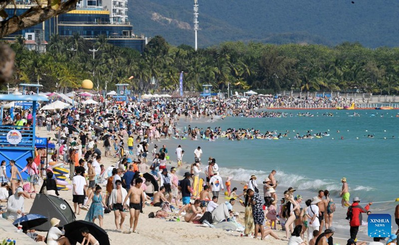 Watalii wakiburudika kwenye eneo la kivutio cha watalii la Dadonghai mjini Sanya, Mkoa wa Hainan, kusini mwa China, Februari 6, 2025. (Xinhua/Zhao Yingquan)
