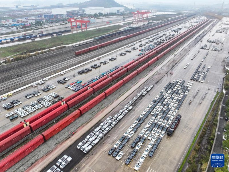 Magari yakisubiri kupakiwa kwenye treni katika stesheni ya reli ya Yuzui Chongqing, China tarehe 6, Februari.