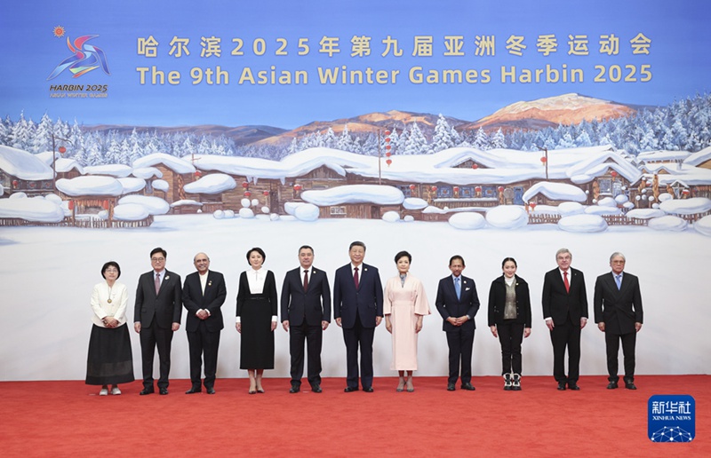Mchana wa tarehe 7, Februari, rais Xi Jinping na mkewe Peng Liyuan wakipiga picha pamoja na wageni waheshimiwa. (Ding Haitao/Xinhua)