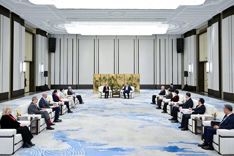 Rais wa China Xi Jinping akikutana na  Mwenyekiti wa Kamati ya Kimataifa ya Olimpiki (IOC) Thomas Bach mjini Harbin, Mkoa wa Heilongjiang, kaskazini mashariki mwa China, Februari 7, 2025. (Xinhua/Yue Yuewei)