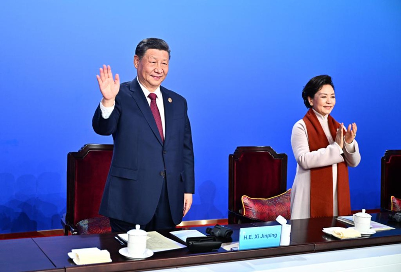 Rais wa China Xi Jinping akipunga mkono kwenye ufunguzi wa Michezo ya 9 ya Majira ya Baridi ya Asia mjini Harbin, Mkoa wa Heilongjiang, kaskazini mashariki mwa China, Februari 7, 2025. (Xinhua/Yan Yan)