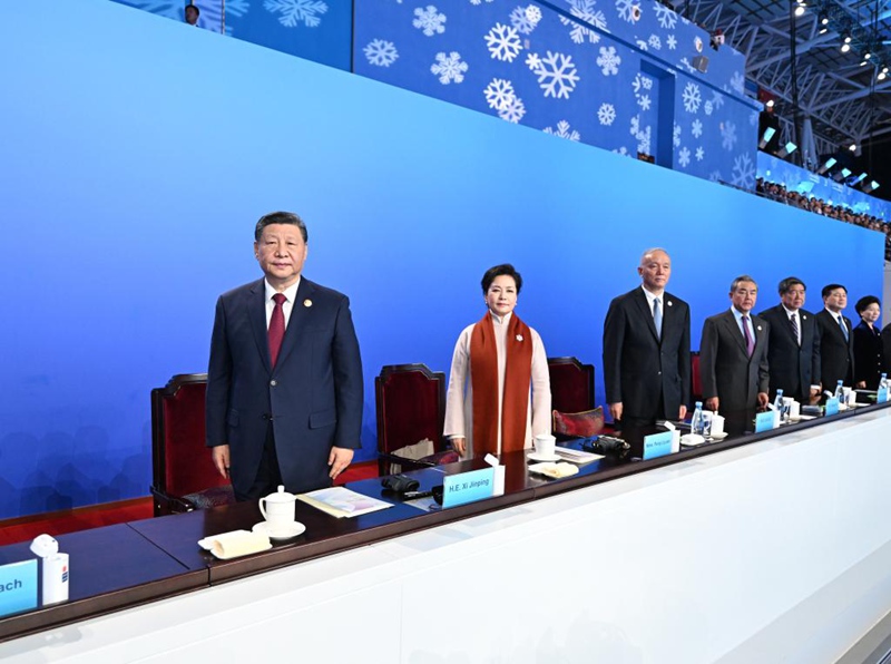 Xi Jinping na viongozi wengine wa Chama  na serikali wakishiriki kwenye ufunguzi wa Michezo ya 9 ya Majira ya Baridi ya Asia mjini Harbin, Mkoa wa Heilongjiang, kaskazini mashariki mwa China, Februari 7, 2025. (Xinhua/Yan Yan)