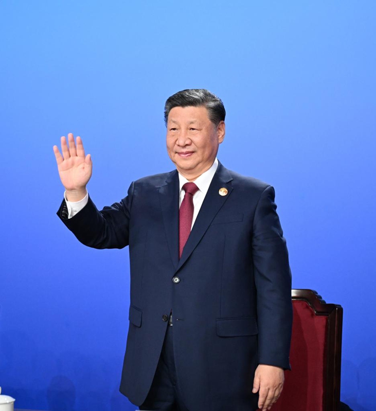 Rais wa China Xi Jinping akipunga mkono kwenye ufunguzi wa Michezo ya 9 ya Majira ya Baridi ya Asia mjini Harbin, Mkoa wa Heilongjiang, kaskazini mashariki mwa China, Februari 7, 2025. (Xinhua/Xie Huanchi)