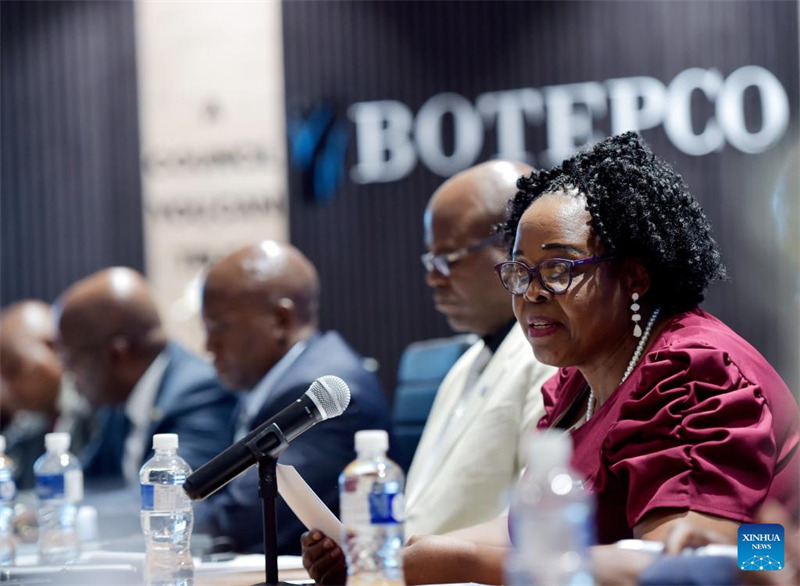 Waziri wa Ustawi wa Watoto na Elimu ya Msingi wa Botswana Nono Mokoka (Kulia) akitoa taarifa kwa wanahabari juu ya matokeo ya Mtihani wa Cheti kwa Wanafunzi wa Elimu ya Msingi (JCE) mjini Gaborone, Botswana, Februari 6, 2025. (Picha na Tshekiso Tebalo/Xinhua)