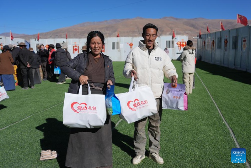Watu wakipokea vifurushi vya chakula kwenye makazi ya muda katika Kijiji cha Gyabgag, Wilaya ya Lnaze ya Mkoa unaojiendesha wa Xizang, kusini-magharibi mwa China, Januari 27, 2025. (Xinhua/Jigme Dorje)