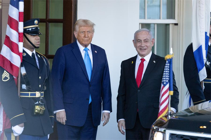 Rais Donald Trump wa Marekani akimkaribisha Waziri Mkuu wa Israel Benjamin Netanyahu katika Ikulu ya Marekani White House mjini Washington D.C., Marekani, Februari 4, 2025. Trump alikutana na Netanyahu mjini humo siku ya Jumanne wiki hii. (Xinhua/Hu Yousong)