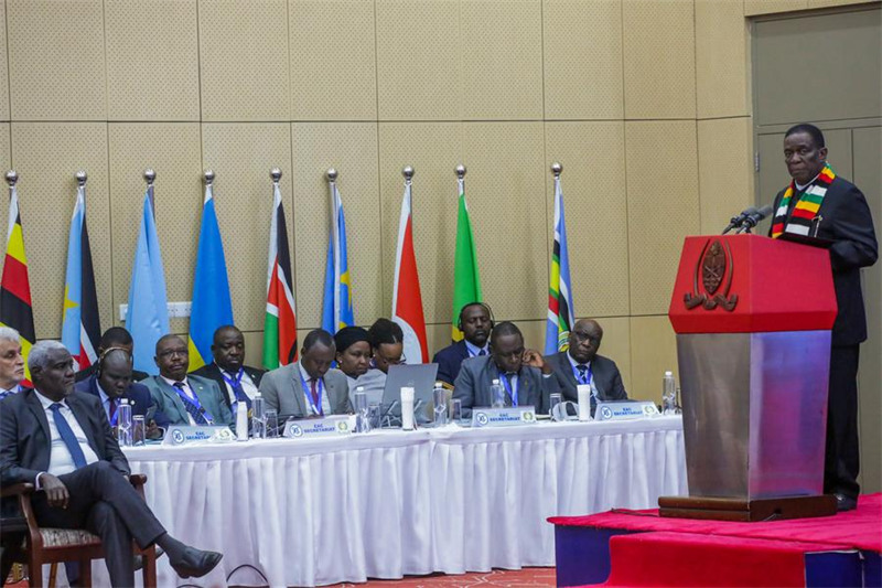 Rais wa Zimbabwe Emmerson Mnangagwa (aliyesimama) akizungumza kwenye ufunguzi wa kikao cha wakuu wa nchi na serikali wa Jumuiya ya Afrika Mashariki (EAC) na Jumuiya ya Maendeleo Kusini mwa Afrika (SADC) jijini Dar es Salaam, Tanzania, Februari 8, 2025. (Xinhua/Emmanuel Herman)