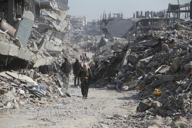Wapalestina wakionekana kwenye mtaa wenye majengo yaliyobomolewa katika kambi ya wakimbizi ya Jabalia kaskazini mwa Ukanda wa Gaza, Januari 29, 2025. (Picha na Abdul Rahman Salama/Xinhua)