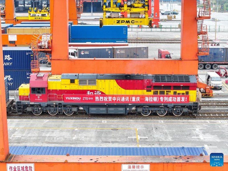 Picha ikionyesha treni ya mizigo kabla ya kuondoka katika Stesheni ya Reli ya Tuanjiecun mjini Chongqing, kusini magharibi mwa China, Februari 10, 2025. (Xinhua/Tang Yi)