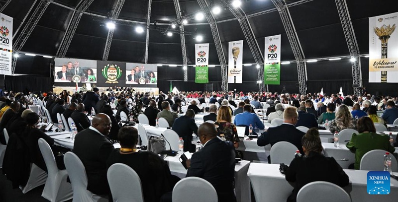 Watu wakihudhuria mkutano katika kuba kubwa linalotumika kama ukumbi wa muda wa vikao vya Bunge la Afrika Kusini mjini Cape Town, Afrika Kusini, Februari 10, 2025. (Picha na Xabiso Mkhabela/Xinhua)