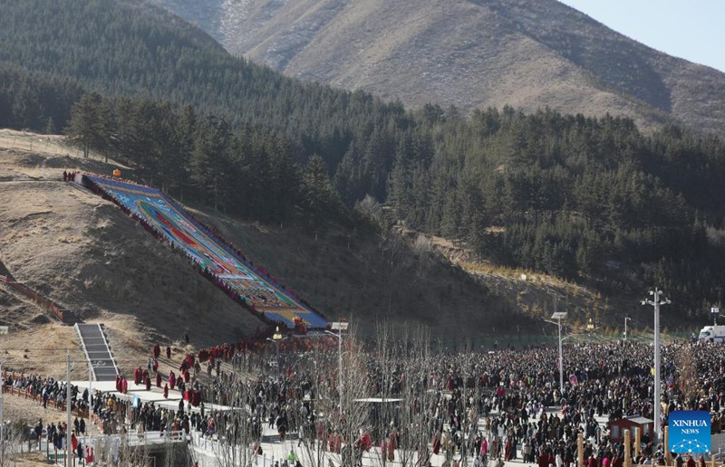 Picha hii iliyopigwa Februari 10, 2025 ikionyesha sherehe ya mwaka ya "kuiweka Picha ya Buddha kwenye nuru" ya Hekalu la Labrang katika Wilaya ya Xiahe, Mkoa wa Gansu, kaskazini-magharibi mwa China. (Xinhua/Zhang Rui)