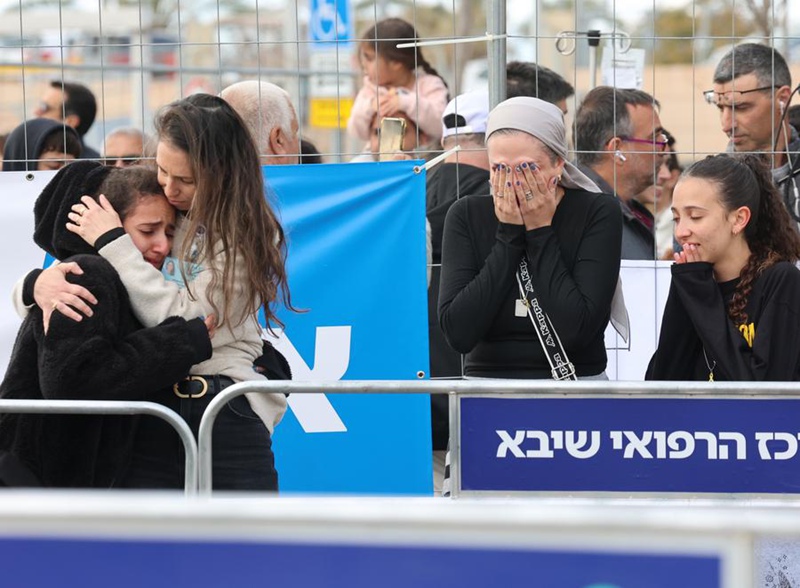 Jamaa za mateka aliyeachiliwa huru wakikumbatiana wakati helikopta iliyombeba mateka huyo ilipowasili katika kituo cha matibabu mjini Ramat Gan, Israel, Februari 8, 2025. (Picha na Gil Cohen Magen/Xinhua)