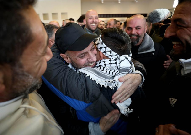 Watu wakimkaribisha mfungwa wa  Palestina aliyeachiliwa huru katika mji wa Ramallah,  Kando ya Magharibi, Februari 8, 2025. (Picha na Ayman Nobani/Xinhua)