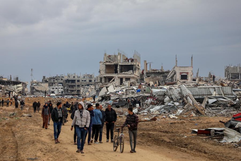 Wapalestina waliokimbia makazi yao ambao wanarejea nyumbani kutoka kusini mwa Ukanda wa Gaza kuelekea kaskazini, wakionekana karibu na Ushoroba wa Netzarim katikati mwa Ukanda wa Gaza, Februari 9, 2025. (Picha na Rizek Abdeljawad/Xinhu