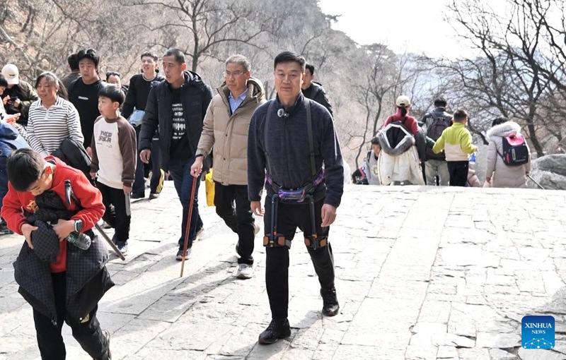 Picha iliyopigwa Januari 2025 ikionesha mfanyakazi akijaribu roboti kishikizi za mwili kwa nje kwenye Mlima Tai mkoani Shandong, Mashariki mwa China. (Xinhua)
