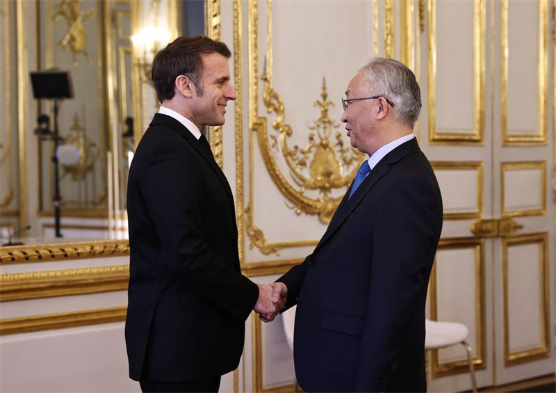 Rais wa Ufaransa Emmanuel Macron akikutana na Mjumbe Maalum wa Rais Xi Jinping wa China Zhang Guoqing, ambaye pia ni mjumbe wa Ofisi ya Siasa ya Kamati Kuu ya Chama cha Kikomunisti cha China (CPC) na naibu waziri mkuu wa Baraza la Serikali la China, mjini Paris, Ufaransa, Februari 11, 2025. (Xinhua/Gao Jing)