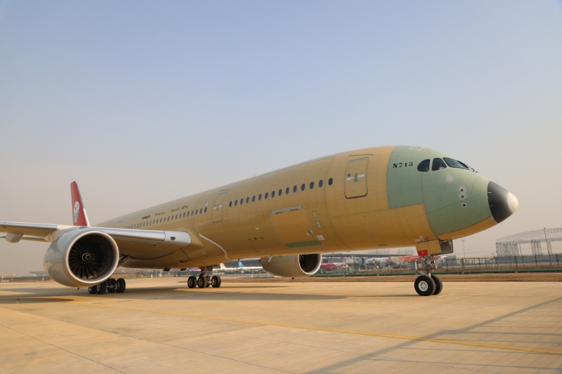 Ndege ya Airbus A350 ambayo haijapakwa rangi na kukamilishwa ikionekana  huko Tianjin, kaskazini mwa China, Februari 11, 2025. (Xinhua)