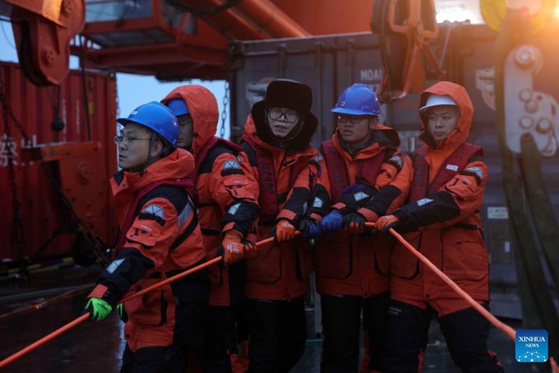 Watafiti wa Timu ya 41 ya Utafiti wa Kisayansi wa Bahari ya Antaktika ya China wakifanya kazi kwenye meli ya kupasua barafu ya China, Xuelong 2, Februari 4, 2025. (Xinhua/Huang Taoming)