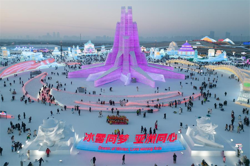 Picha ikionyesha watalii wakitembelea Bustani ya Barafu na Theluji ya Harbin mjini Harbin, Mkoani Heilongjiang, kaskazini mashariki mwa China, Januari 23, 2025. (Xinhua/Zhang Tao)
