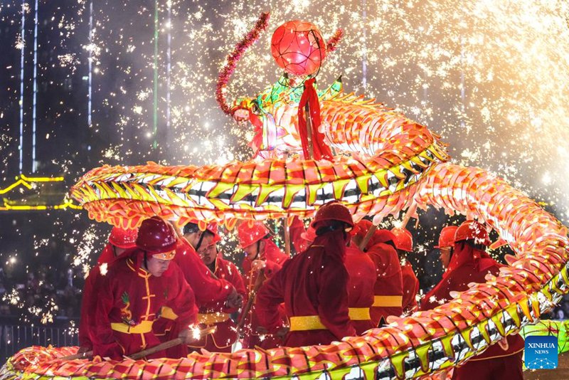 Watu wakishiriki onesho la “Wulong Xuhua” kusherehekea Sikukuu ya Taa za Jadi ya China katika Wilaya ya Taijiang, Mkoa wa Guizhou, Kusini Magharibi mwa China, Februari 11, 2025. (Xinhua/Tao Liang)