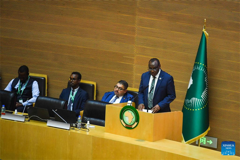 Katibu Mtendaji wa Kamisheni ya Kiuchumi ya Umoja wa Mataifa kwa Afrika (UNECA) Claver Gatete (wa kwanza kulia) akihutubia Mkutano wa 46 wa Kawaida wa Baraza Tendaji la Umoja wa Afrika (AU) kwenye makao makuu ya AU mjini Addis Ababa, Ethiopia, Februari 12, 2025. (Xinhua/Michael Tewelde)